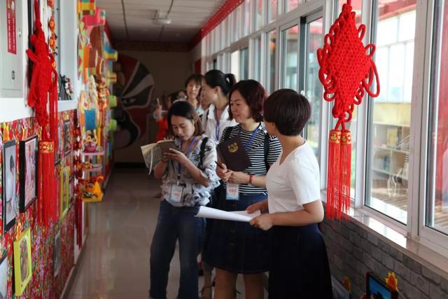 幼兒園簡介廣告宣傳圖片，幼兒園簡介宣傳欄內(nèi)容圖片