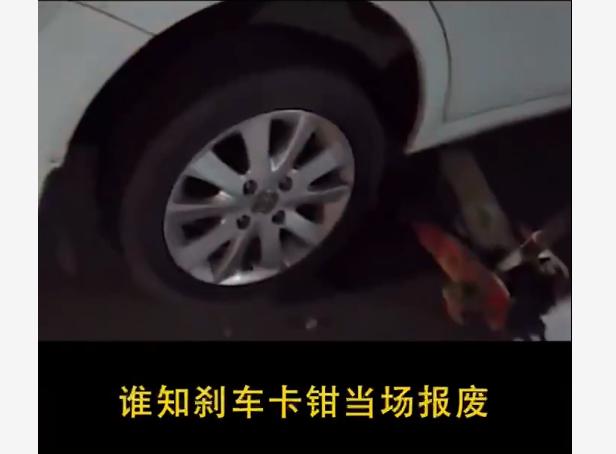 晚上開車小視頻10秒在車內，夜間自己開車的視頻？