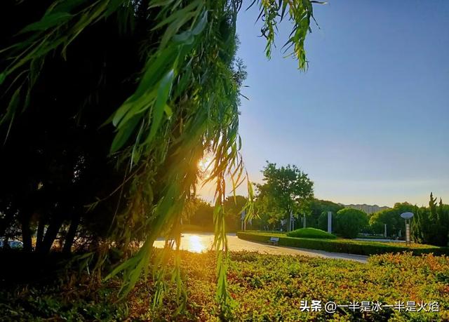 抖音輕飄飄的舊時光就這么溜走是什么歌，時光匆匆的歌詞有哪些歌抖音歌曲？