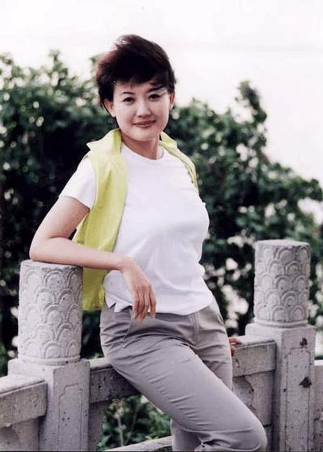 中央電視臺(tái)新聞直播間女主持人名單及照片，新聞直播間女主持人名單及照片2021