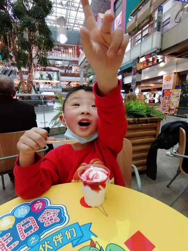 家庭主婦在家做什么賺錢又能帶孩子的說說怎么寫（在家?guī)薜募彝ブ鲖D怎么形容）