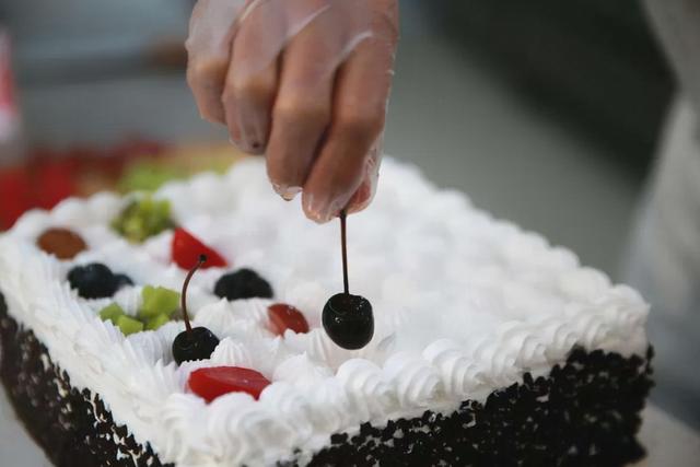 朋友圈發(fā)婆婆生日快樂的句子，婆婆生日發(fā)朋友圈說說心情短語？