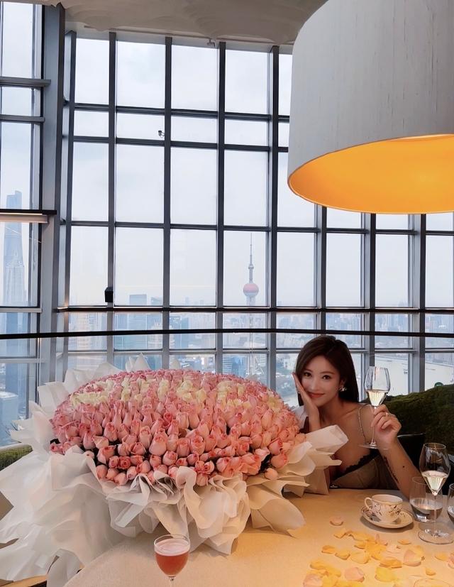 自己生日發(fā)朋友圈的圖片唯美句子，自己生日發(fā)朋友圈的圖片唯美搞笑？