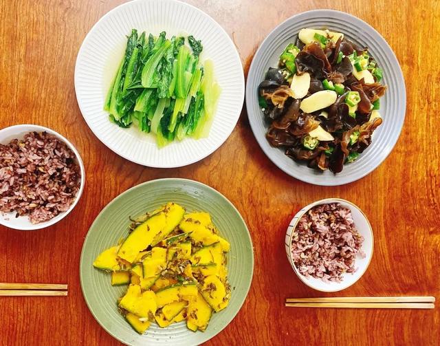 吃素食發(fā)朋友圈配字小紅書，發(fā)素食的朋友圈配文？