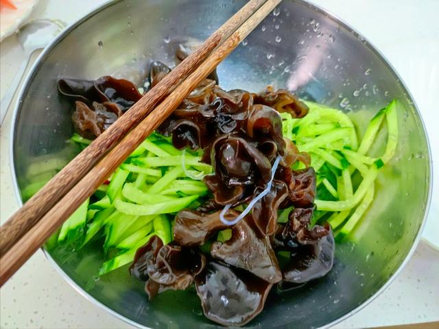 涼拌粉絲怎么做好吃又簡單竅門，涼拌粉絲怎么做好吃又簡單竅門視頻？