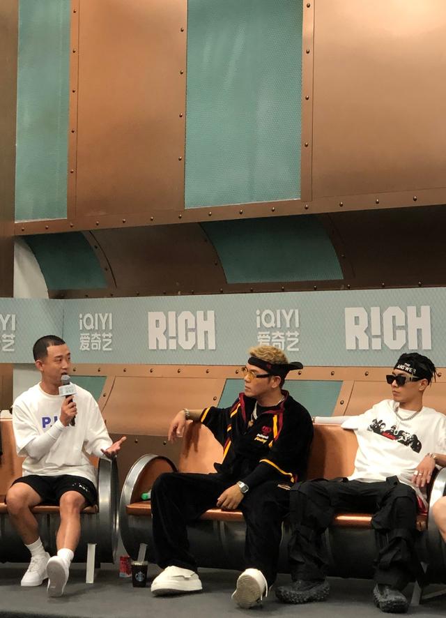 抖音上很火的旅行文案，抖音上很火的俄羅斯戰(zhàn)斗歌曲？