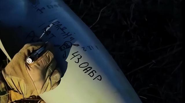 烏軍直播虐打俄軍戰(zhàn)俘打賞1199元卸掉一條腿，1999元可閹割俘虜