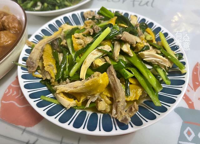 一個(gè)人吃晚飯的說說朋友圈傷感，一個(gè)人吃晚飯的說說朋友圈搞笑？