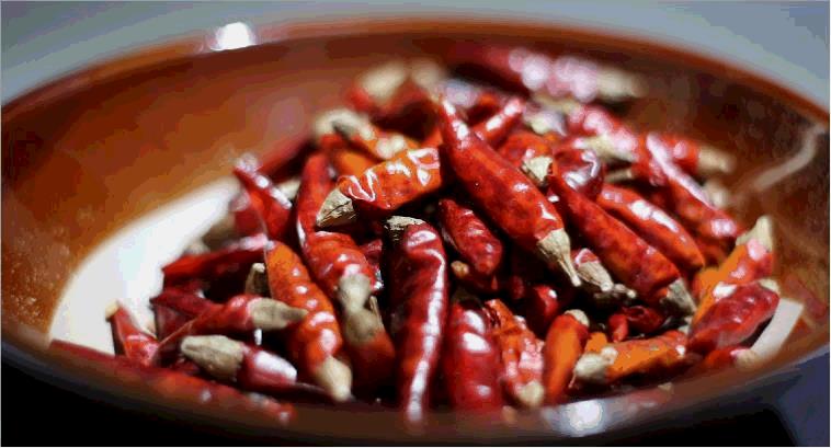 炒菜用的紅油是什么油（飯店里的紅油是什么油）