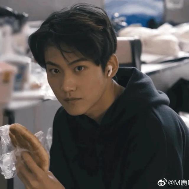 周末文案朋友圈圖片（周末文案朋友圈標(biāo)點(diǎn)符號）