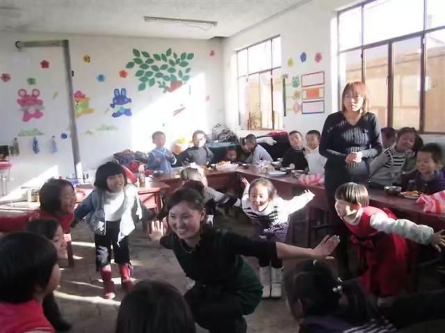 幼兒園簡介廣告宣傳圖片，幼兒園簡介宣傳欄內(nèi)容圖片