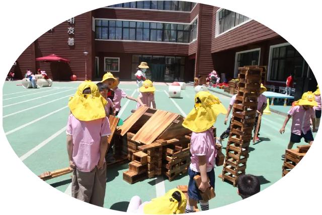 幼兒園簡介廣告宣傳圖片，幼兒園簡介宣傳欄內(nèi)容圖片