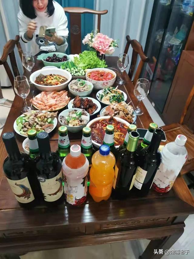 適合發(fā)朋友圈酒杯照片，喝酒發(fā)朋友圈的配圖_酒杯？